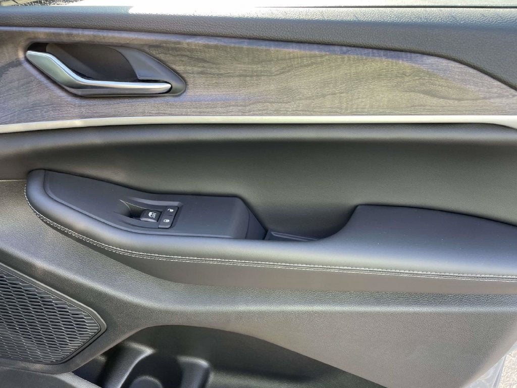 2027 Jeep Grand Cherokee Laredo Altitude