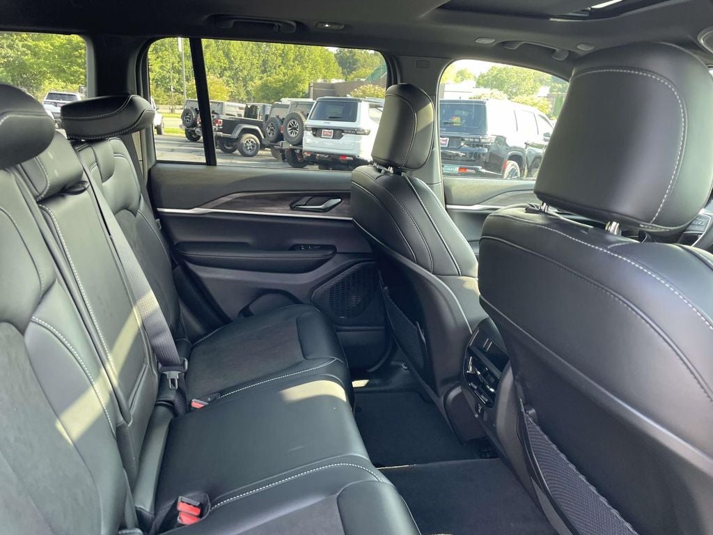 2027 Jeep Grand Cherokee Laredo Altitude