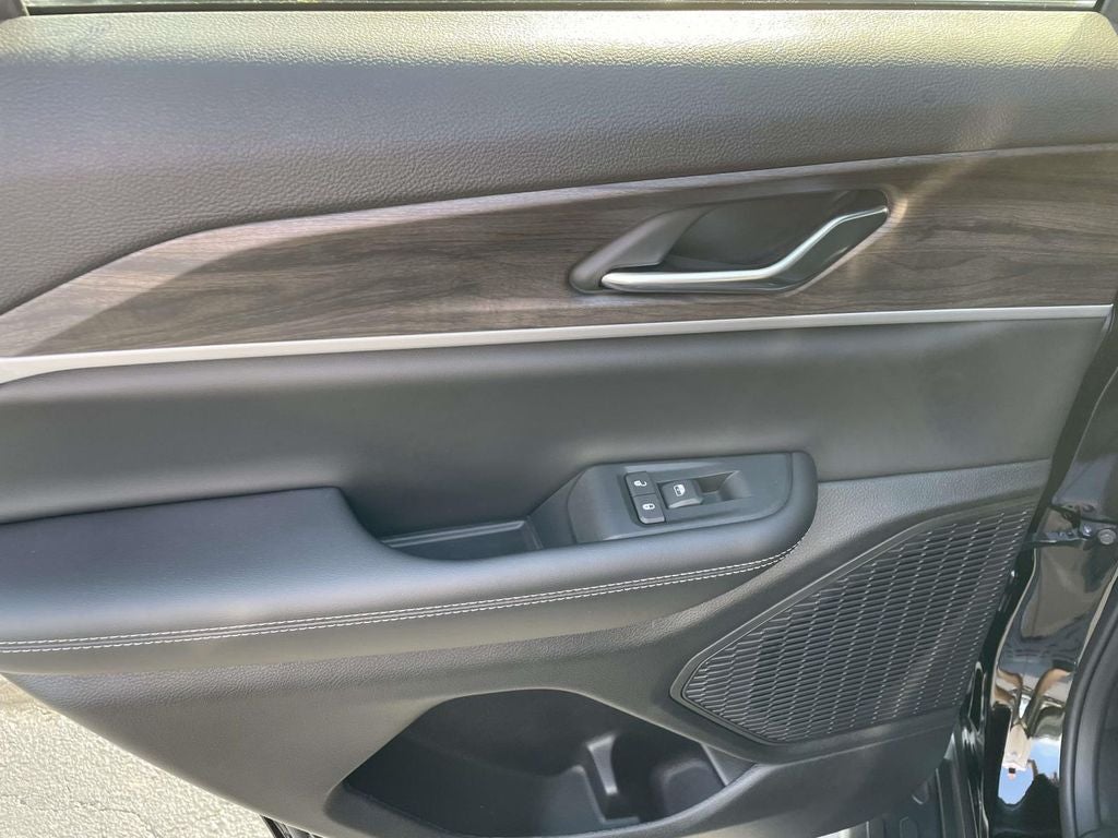 2027 Jeep Grand Cherokee Laredo Altitude