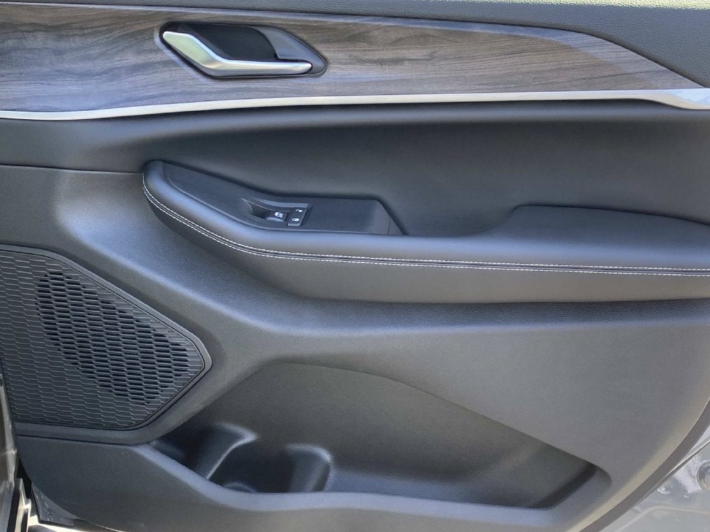2027 Jeep Grand Cherokee Laredo Altitude