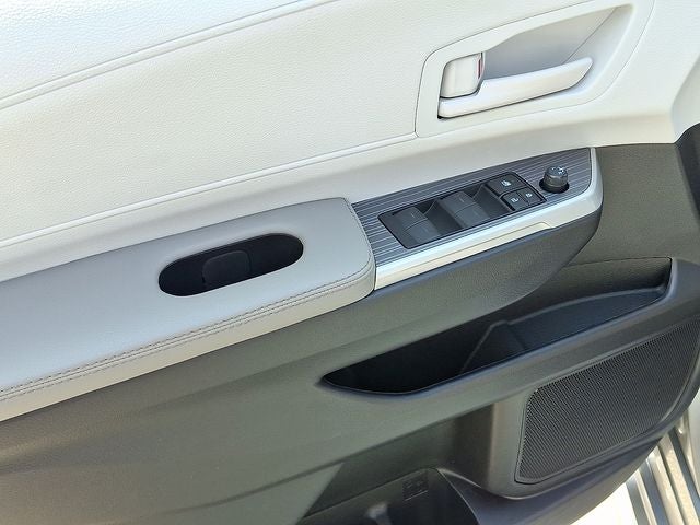 2025 Toyota Sienna LE 8 Passenger