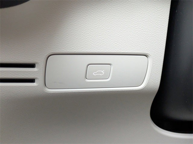 2023 Volvo XC40 B5 Plus Dark Theme