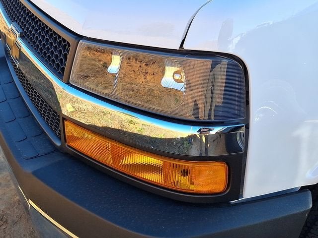 2025 Chevrolet Express Passenger 1LT