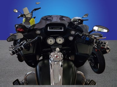 2012 Harley-Davidson Road Glide Custom 103