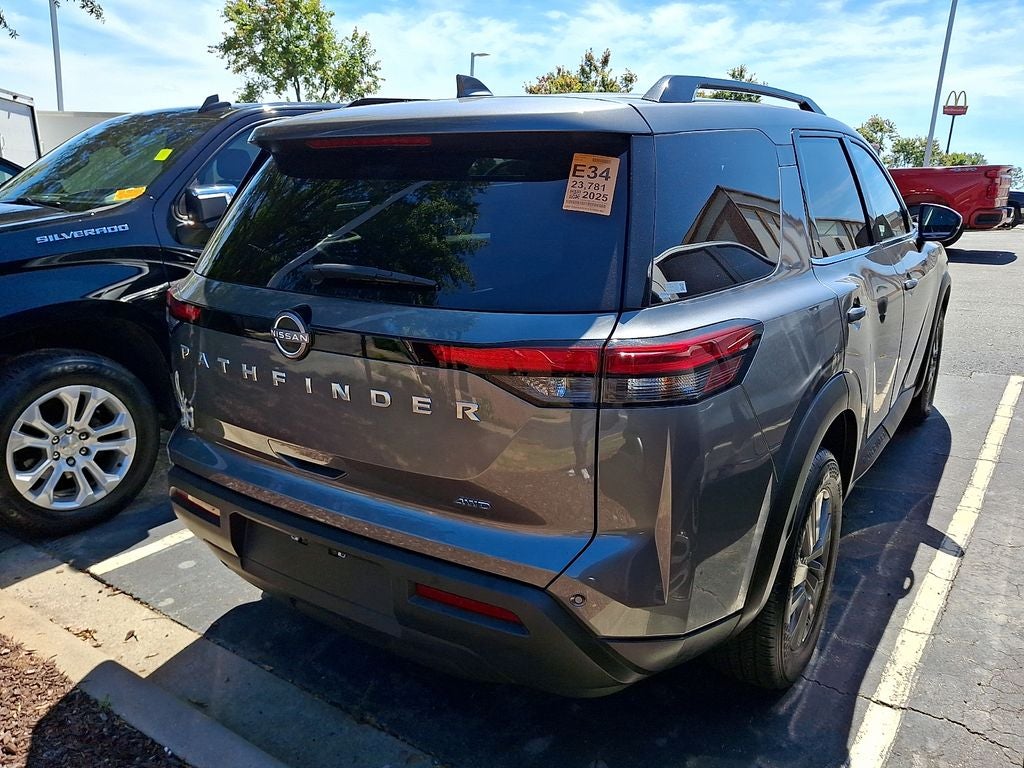 2025 Nissan Pathfinder SV