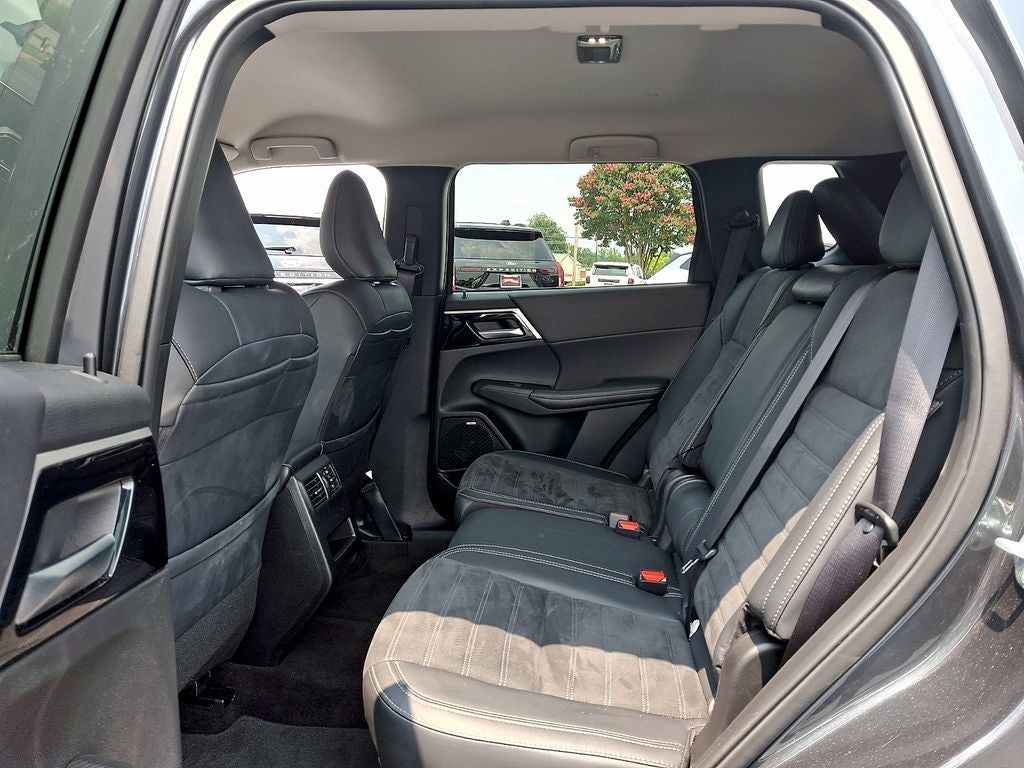 2025 Mitsubishi Outlander Base