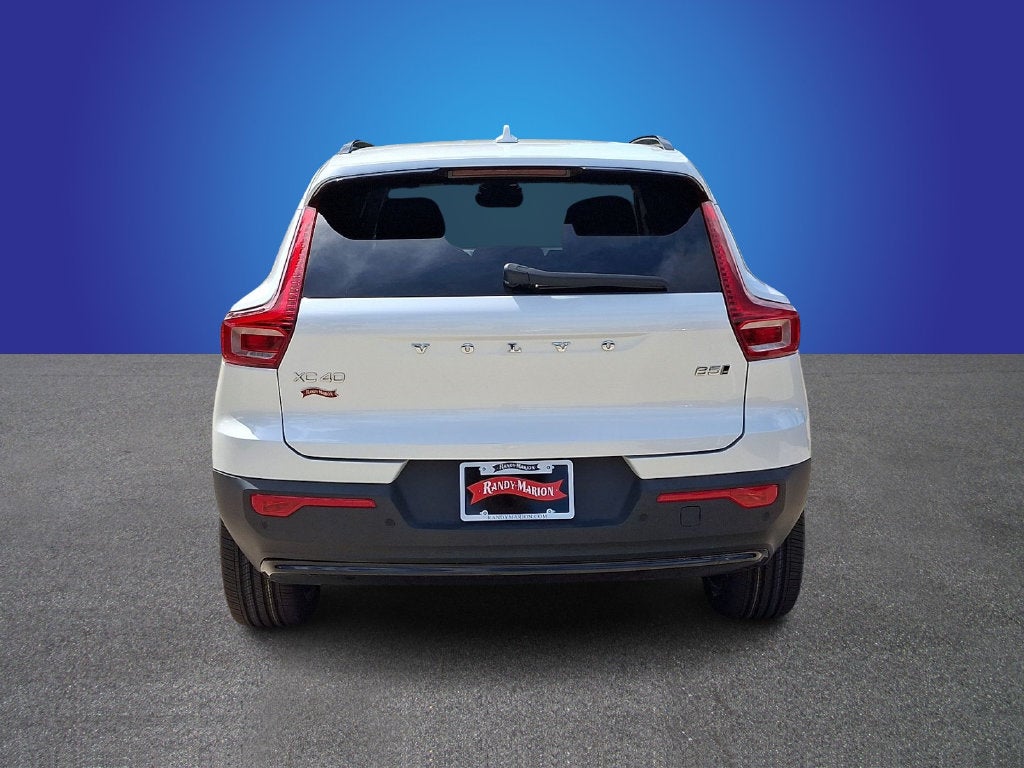 2024 Volvo XC40 B5 Plus Dark Theme