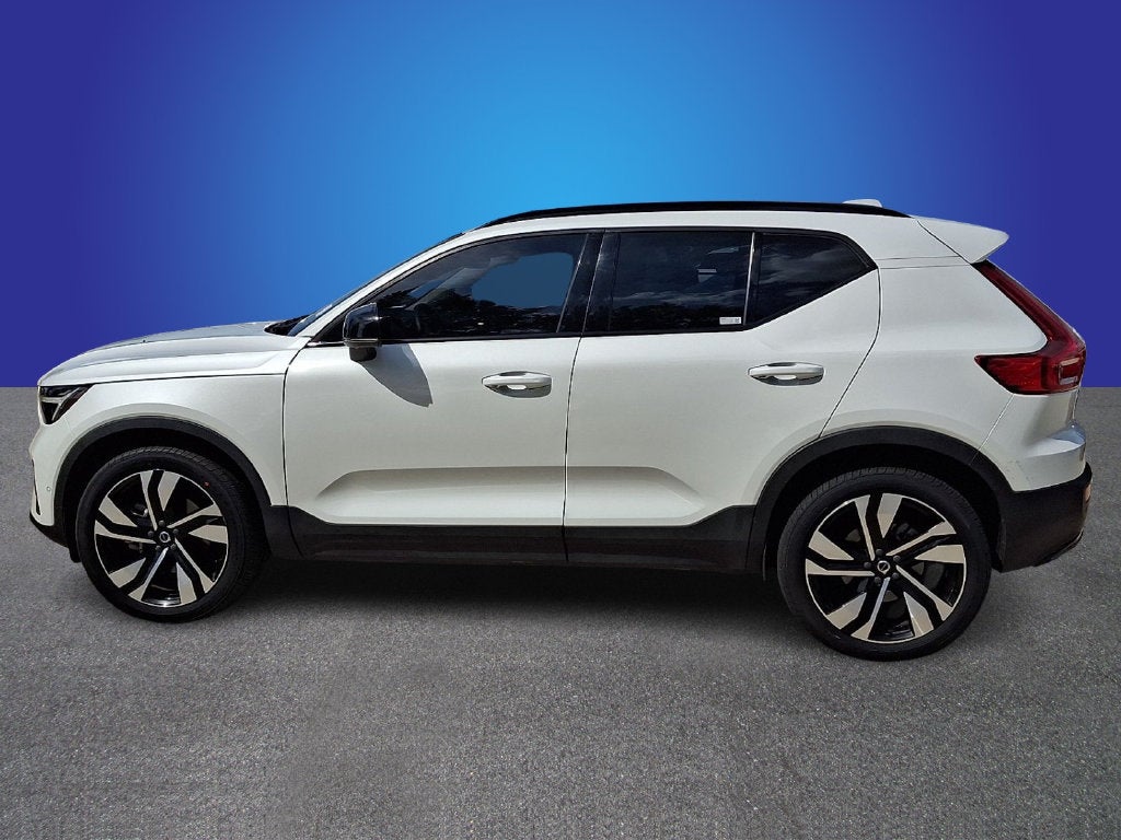 2024 Volvo XC40 B5 Plus Dark Theme